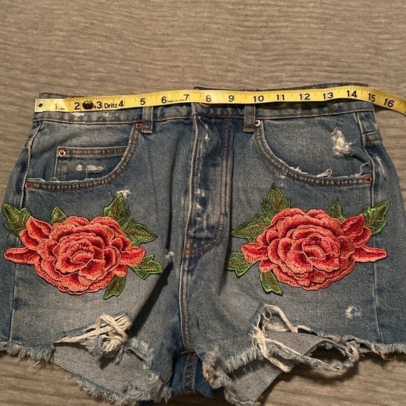 Zara Trafaluc denimwear Rose Patch cutoff Jean shorts size 6 - Picture 8 of 9